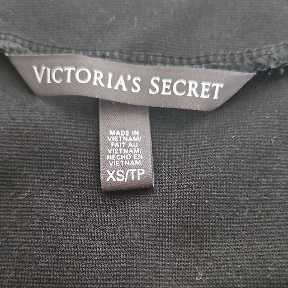 Elegant Black Sleeveless Top - Picture 2 of 16